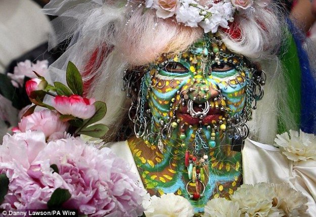 За пирсингом и татуировками жених не разглядел лицо невесты