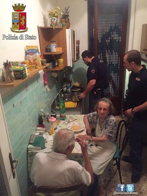 Римские полицейские приготовили ужин для одиноких пенсионеров