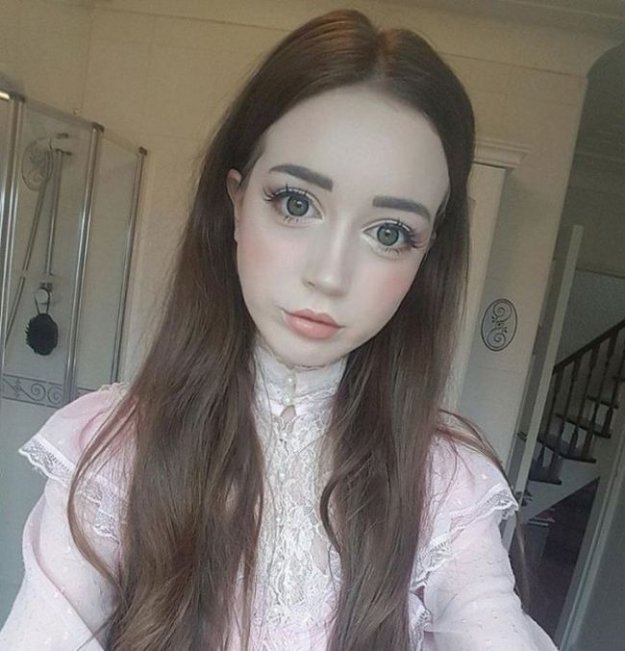 Британская студентка стала похожей на куклу, но так и не смогла найти парня