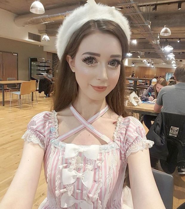 Британская студентка стала похожей на куклу, но так и не смогла найти парня