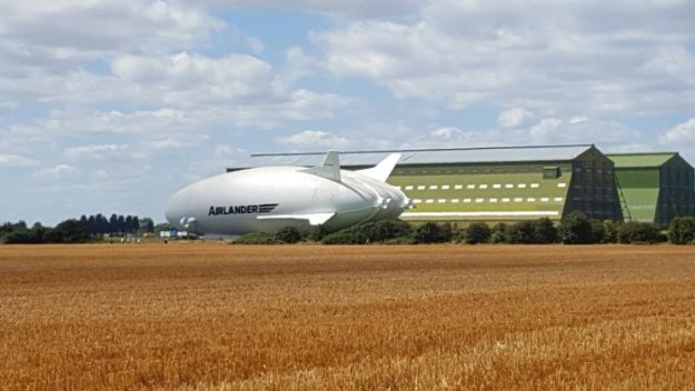 Дирижабль Airlander впервые вышел из ангара