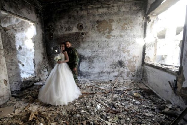 Трогательная фотосессия сирийских молодоженов посреди развалин города Хомс