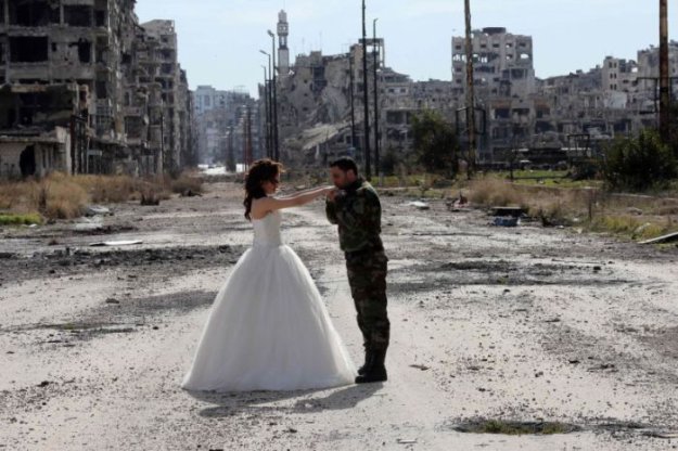 Трогательная фотосессия сирийских молодоженов посреди развалин города Хомс