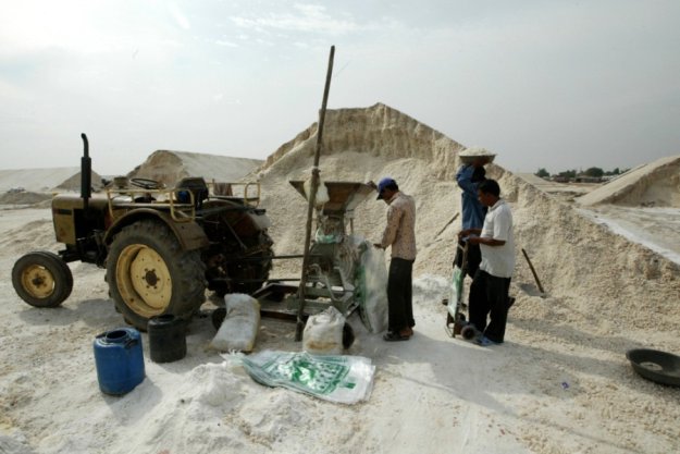 Как добывают соль в Индии и Индонезии