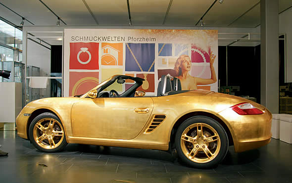 Porsche, покрытый золотыми пластинами