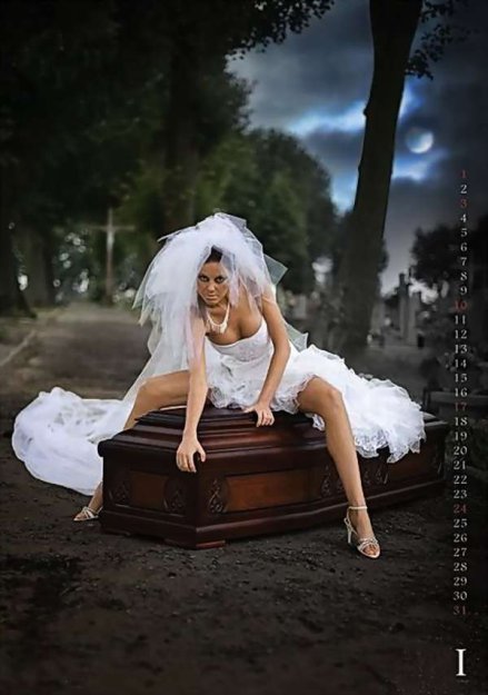 Эротическая фотосессия по рекламе гробов