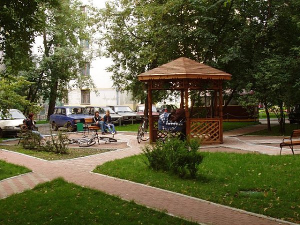 Жители одного из московских двориков решили сделать у себя Патриаршие пруды. Получилось что-то с чем-то.
