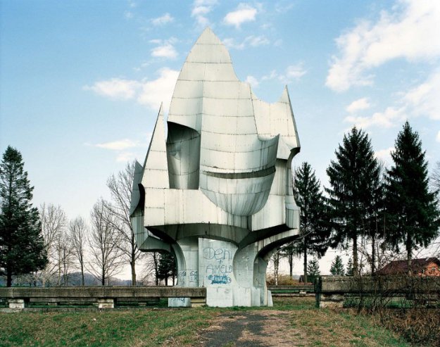 Заброшенные югославские футуристические памятники