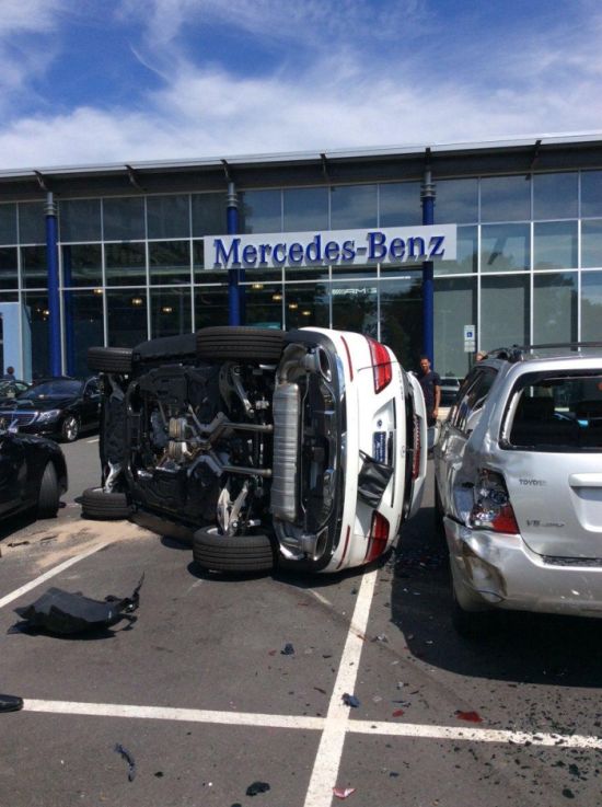 Во время тест-драйва женщина умудрилась разбить новый Mercedes и пять других машин