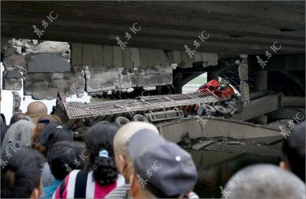 Китайский мост поглотил китайский грузовик