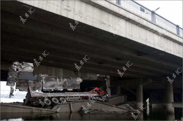 Китайский мост поглотил китайский грузовик