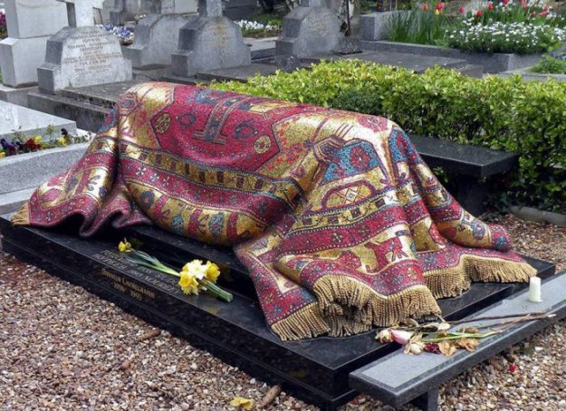 Мозаичный ковер на могиле Рудольфа Нуриева