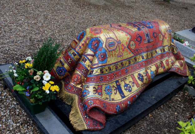 Мозаичный ковер на могиле Рудольфа Нуриева