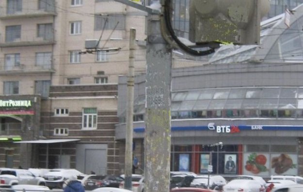 В Санкт-Петербурге чиновники «очистили» столб от рекламы с помощью графического редактора