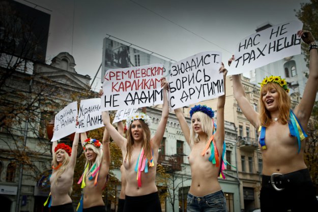 FEMEN: Украина не Алина!