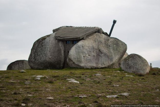 Сказочный дом внутри камня