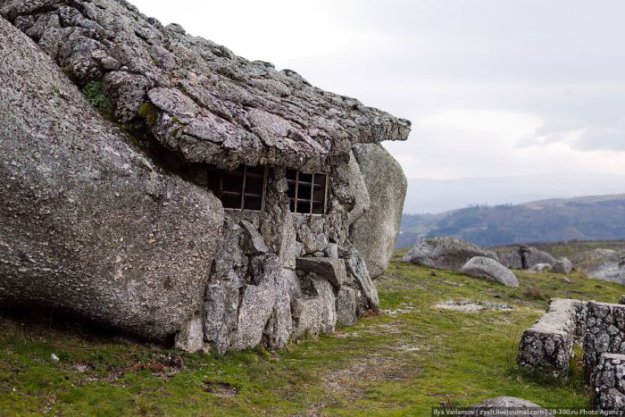 Сказочный дом внутри камня