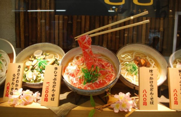Пластиковые блюда на витринах Японии...