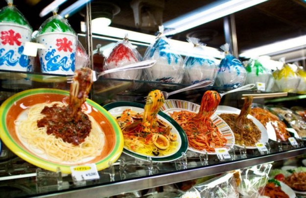 Пластиковые блюда на витринах Японии...