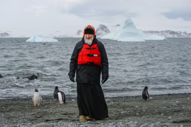 Фото патриарха Кирилла и пингвинов стало поводом для новых фотожаб