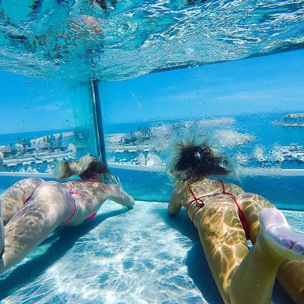 Сестры-серфингистки Элли-Джин и Холли-Сью Коффи покорили сеть фото в бикини