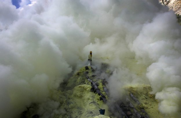 Добыча серы в индонезийском вулкане