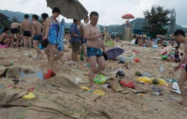 Китайские пляжи утопают в мусоре