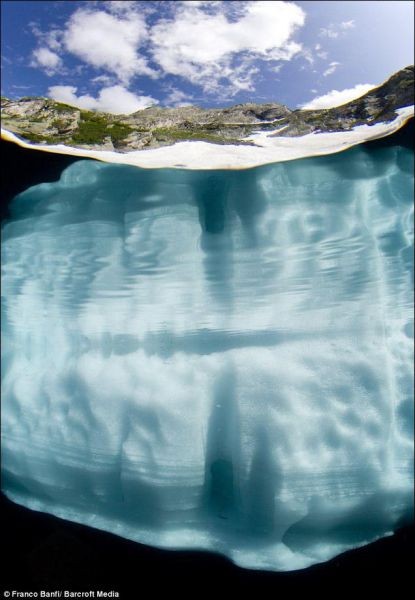 Под водой среди льдов