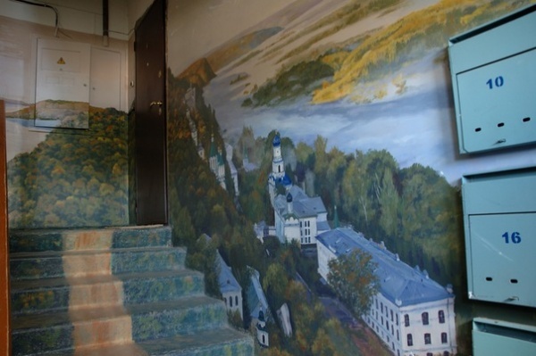 В Астрахани художник превратил подъезд в картинную галерею