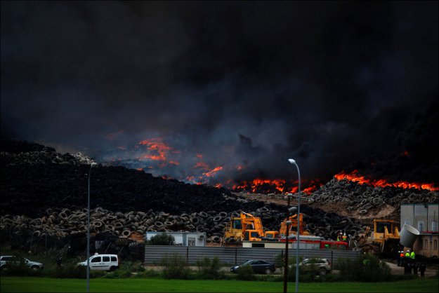 Пожар на  свалке покрышек в Испании