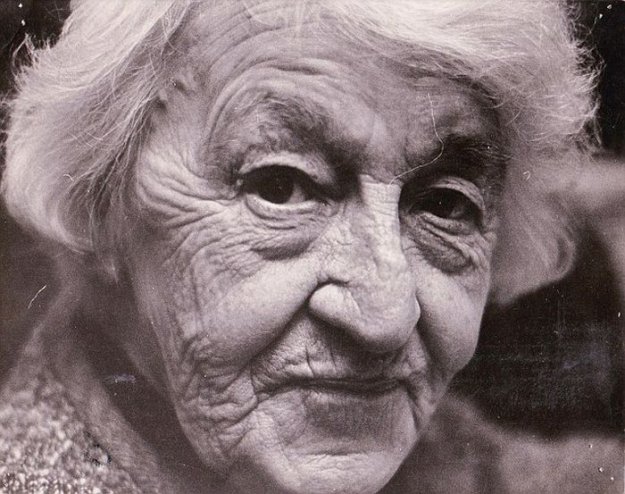 Женщина сохранила молодость и красоту в 69 лет