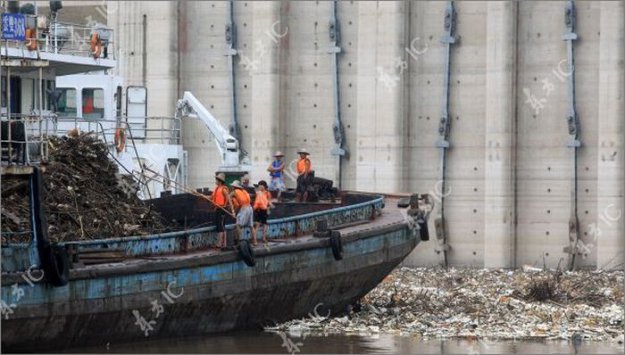 Наводнение в Китае оставило после себя тонны мусора