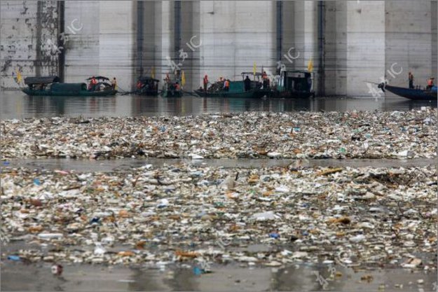 Наводнение в Китае оставило после себя тонны мусора