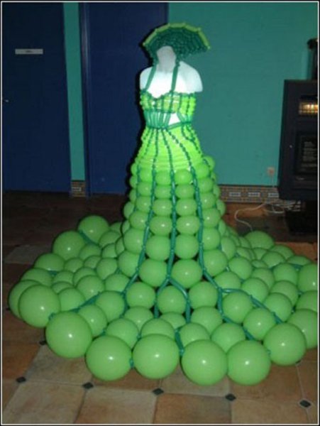 Невеста надела на свадьбу два платья из 600 воздушных шаров (фото)