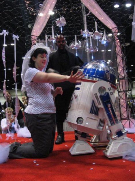 Женщина вышла замуж за R2-D2