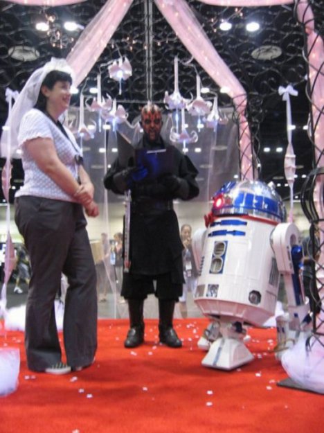 Женщина вышла замуж за R2-D2