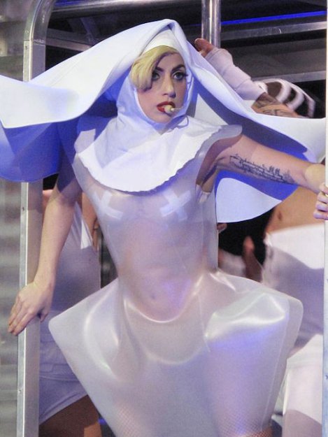 Лучшие костюмы Леди Гага