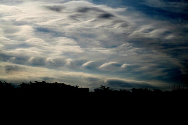 Необычные облака - неустойчивость Кельвина—Гельмгольца.