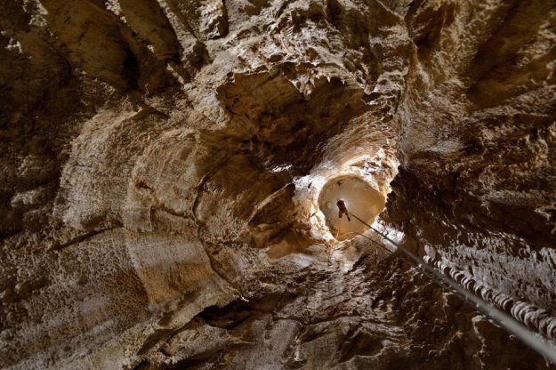Спуск в одну из самых глубоких пещер мира