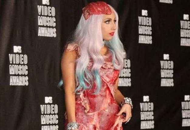 Леди Гага в в платье из сырого мяса.