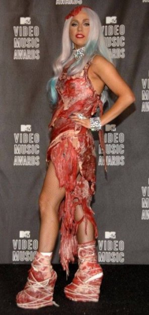 Леди Гага в в платье из сырого мяса.