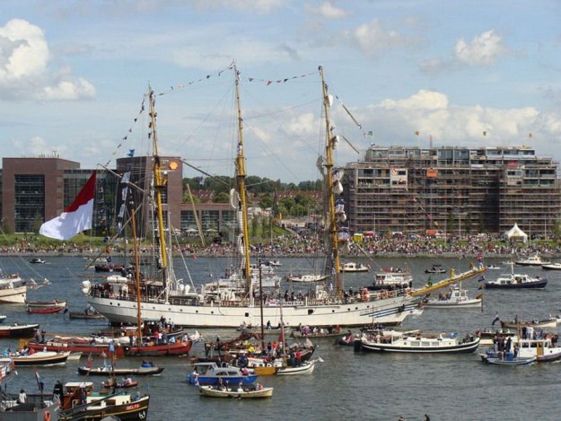 Парад кораблей в Амстердаме