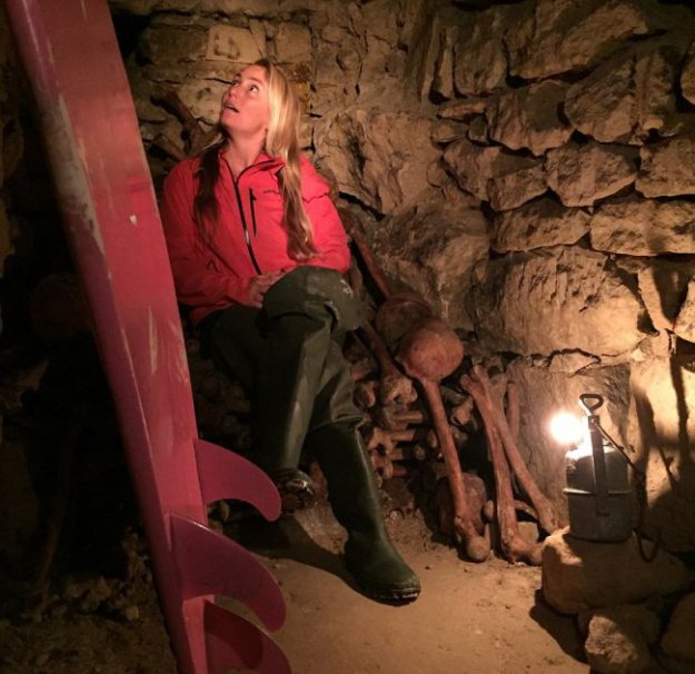 Американка в бикини исследует парижские катакомбы