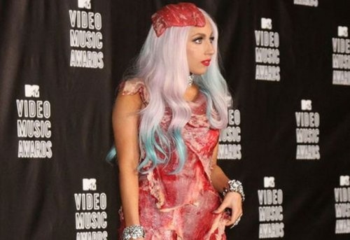 Гага одета в  платье из мяса
