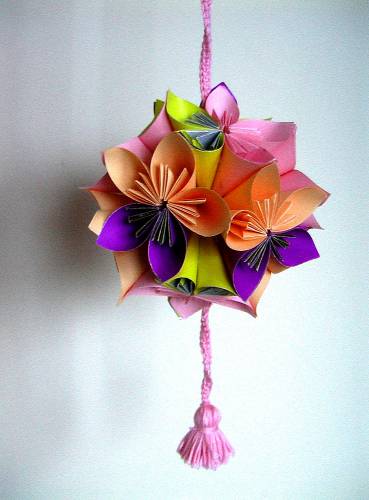 Новогоднее украшение: шарик из бумажных цветов