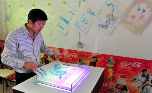 Китайский художник рисует картины на воде