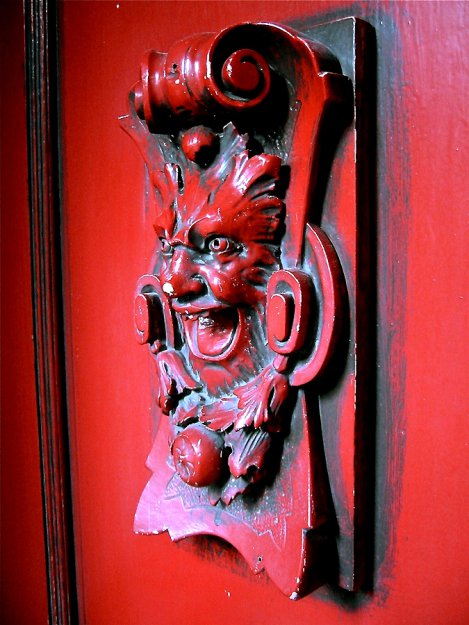 красные двери со всего мира :)