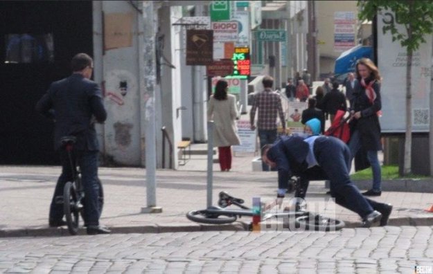 Мэр Киева Виталий Кличко упал с велосипеда по дороге на работу