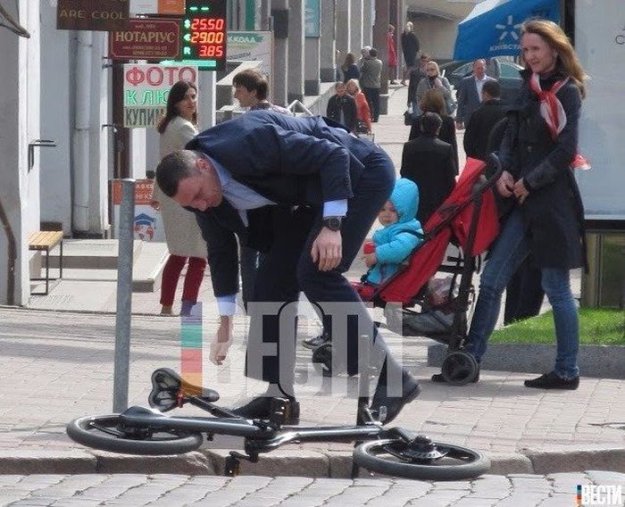 Мэр Киева Виталий Кличко упал с велосипеда по дороге на работу