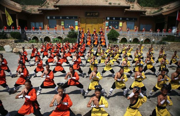 Тренировка юных монахов монастыря Шаолинь